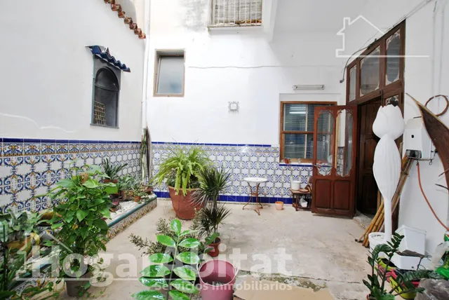 Amplia casa esquinera con terraza y trastero en el centro — 8
