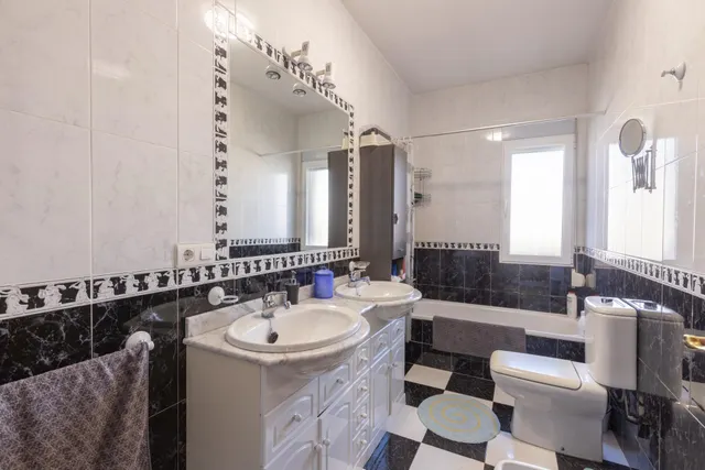 Casa en Armilla con terraza, patio y amplia cochera — 28