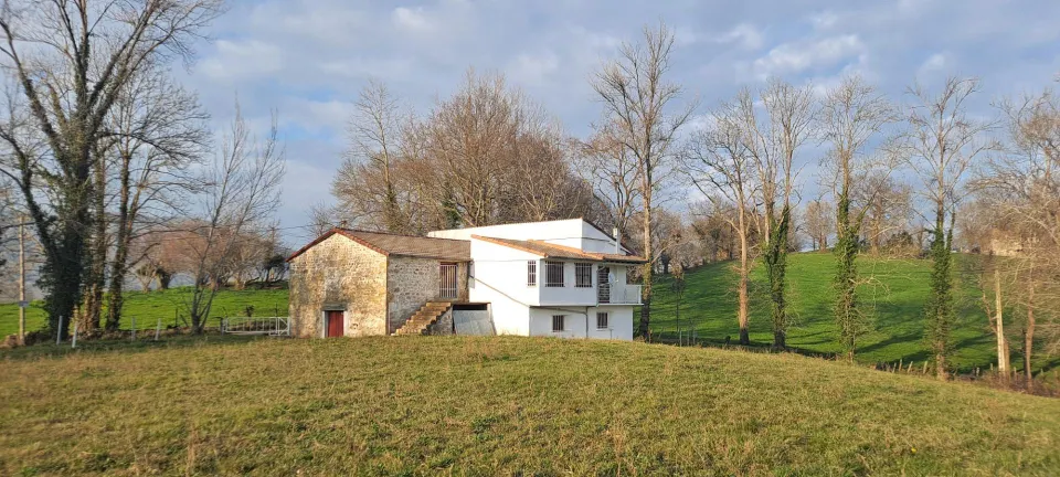Amplia finca con varias edificaciones