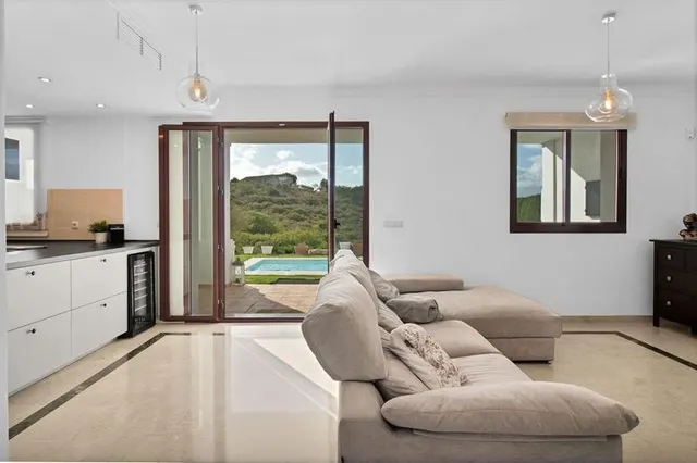 Alquiler de vivienda con jardín y piscina privada en casares costa — 3