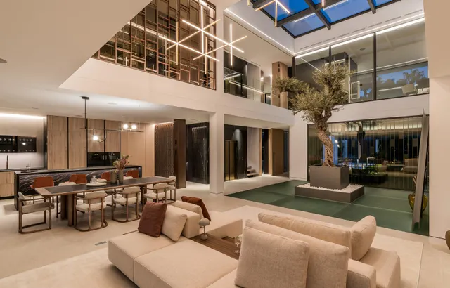 Sofisticada villa con vistas al mar en la Milla de Oro, Marbella — 32