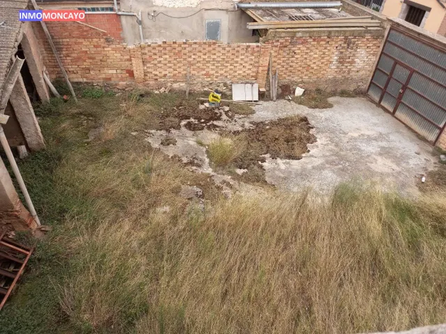 Se vende casa con solar anexo en el centro de Novallas - foto 3