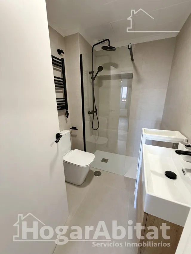 Disfruta del sol y la brisa del mar en este piso reformado con piscina, terraza y parking junto a la playa — 22