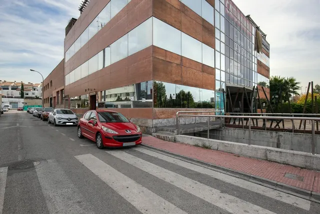 Espectacular edificio a las puertas de Granada , con un uso terciario , con 5 plantas. — 2