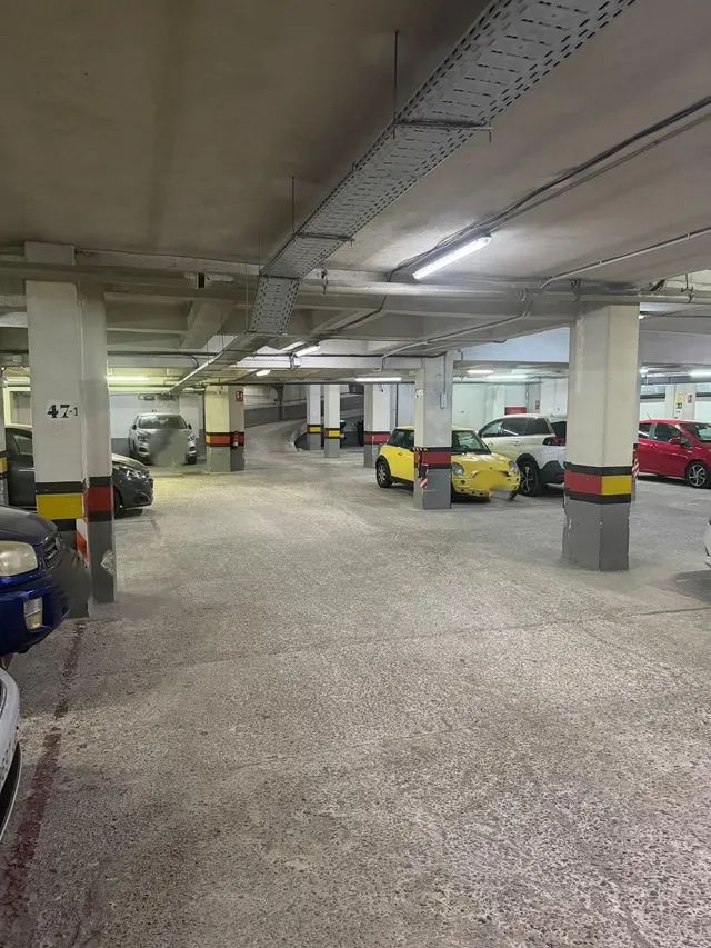 Plaza de parking para auto grande — 9
