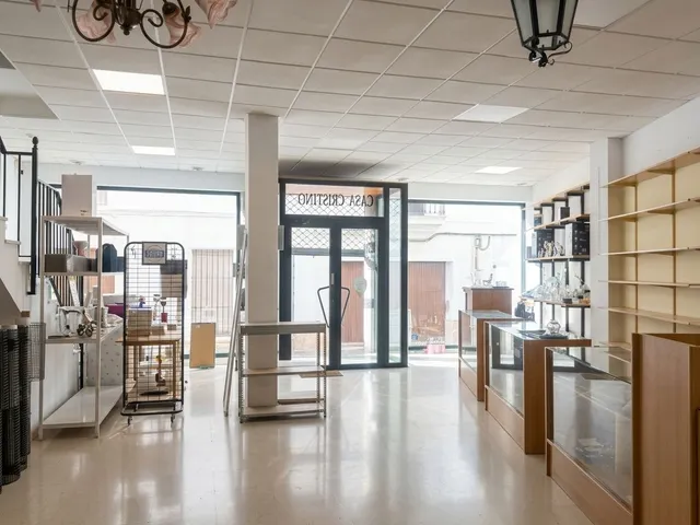 Local comercial con sótano, patio y nave con pozo de agua — 18