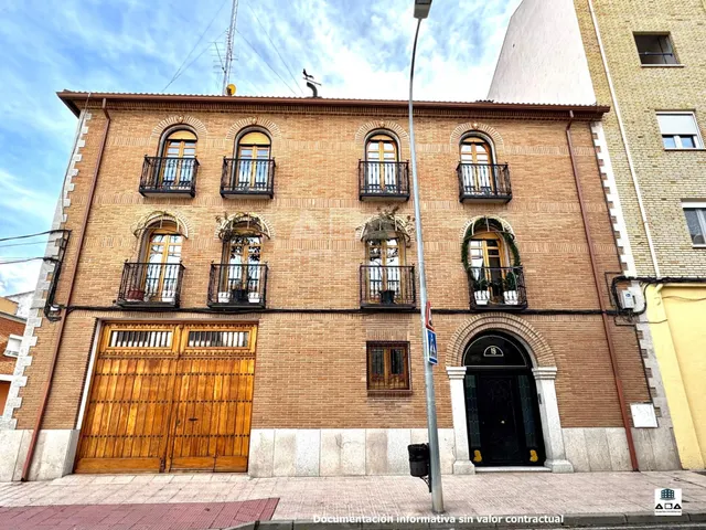Chalet exclusivo en el centro de Torrijos | 790 m2 | Listo p