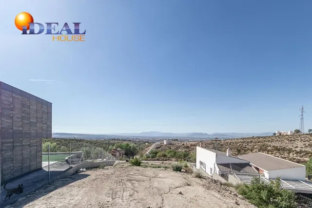 SOLAR URBANO EN ALTOS DE LA ZUBIA CON MAGNÍFICAS VISTAS — 7