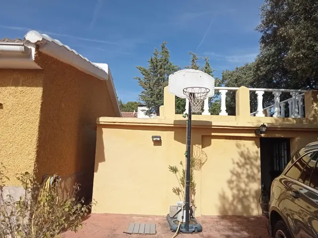 Chalet independiente de una planta con solárium, trastero y jardín consolidado — 16