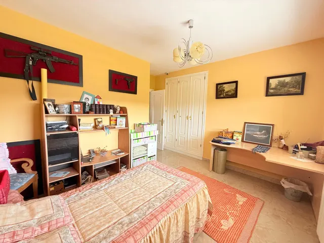 VENTA EN PLENO DOMINIO · Gran chalet de 545 m2 con placas solares y parcela privada de 3.000 m2 · Boadilla del Monte — 36