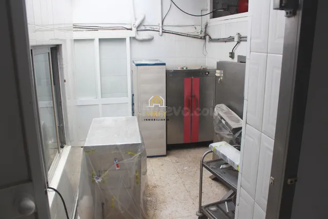 Oportunidad Única: Transforma un Espacio Comercial en Tu Hog - foto 5