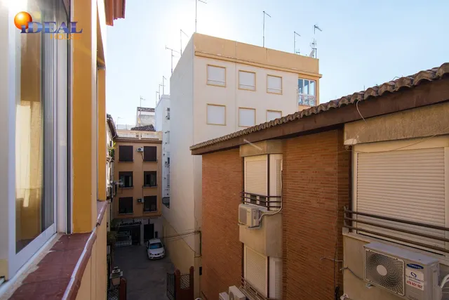 Por debajo de la Plaza Trinidad, a un paso de Facultad de Traductores, Derecho, Escuela de Arte y Oficios. Actualmente 6 estancias(incluido el salón). un cuarto de baño, un aseo, cocina. Techos Alto — 32