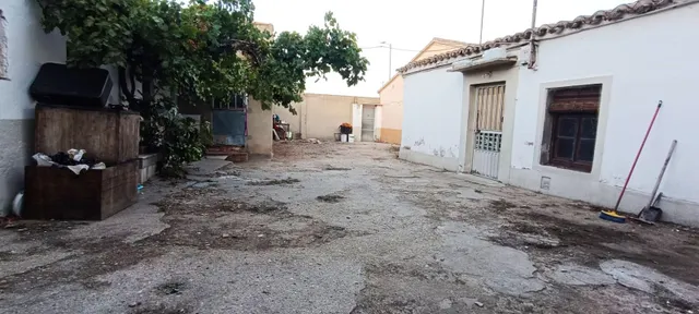 VENTA INMUEBLE/SOLAR ADOSADO CON construcciones VARIAS EN ZA