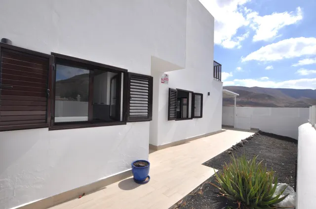 Casa semiadosada en esquina con vistas a los volcanes en Yaiza — 31