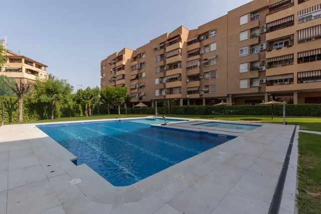 Amplio piso de 4 dormitorios en la prestigiosa urbanización Las Brisas – La Chana — 41