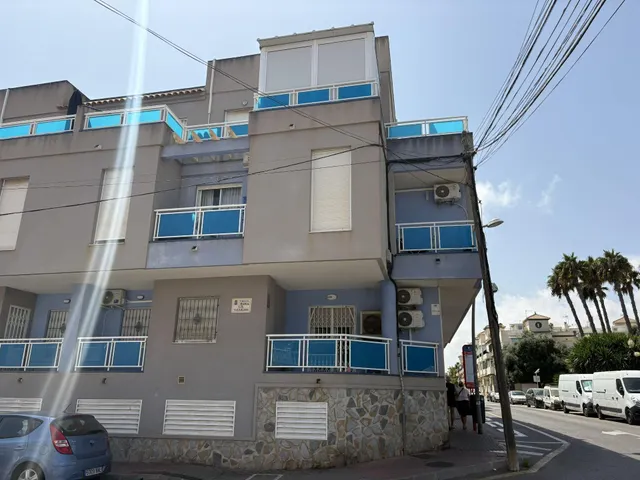 Apartamento céntrico, luminoso, y elegantemente reformado (1.ª planta). Balcón con orientación este, piscina comunitaria y a solo 800 m de Playa del Cura. — 34