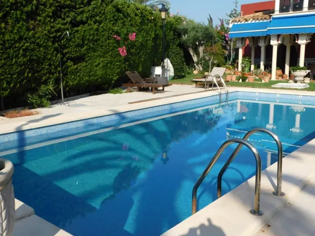 Venta - villa de lujo - Torrevieja - 6 dormitorios - 5 baños - 328 m2 - parcela 1066 m2 - piscina - garaje — 41