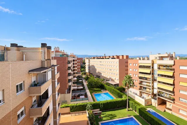 Dúplex reformado con terraza, parking y piscina comunitaria — 29
