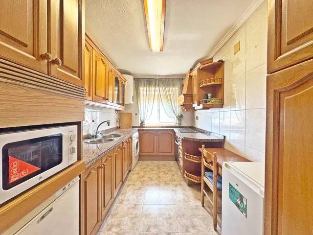 Amplio piso en esquina todo exterior con terraza y vistas al mar junto a Vialia y Avenida de Andalucía. — 22