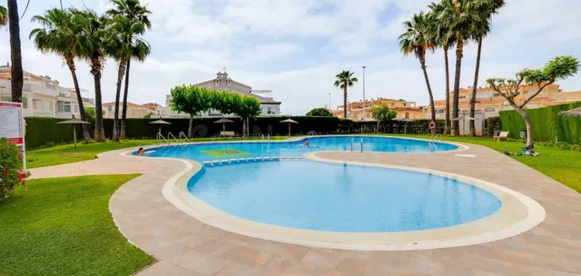 Luminoso apartamento dúplex con terraza y solárium, a 1 km d - foto 2