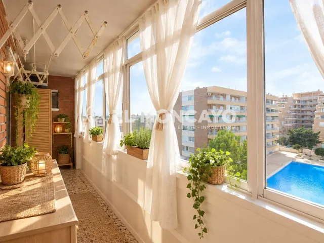 Fantástico apartamento con vistas laterales al mar en Punta Prima, Alicante, Costa Blanca — 9