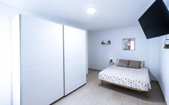 **Piso totalmente reformado de cuatro habitaciones y un baño** — 22