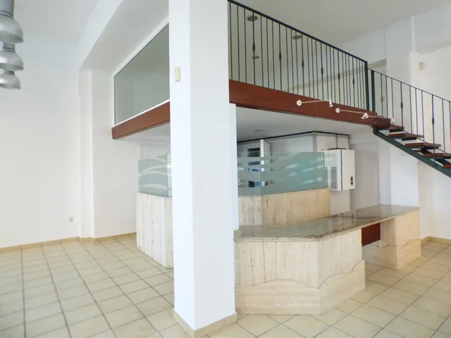 LOCAL TOTALMENTE ESQUINERO CON GRAN APARADOR EN ZONA DE PASO DE MANRESA EN VENTA — 3