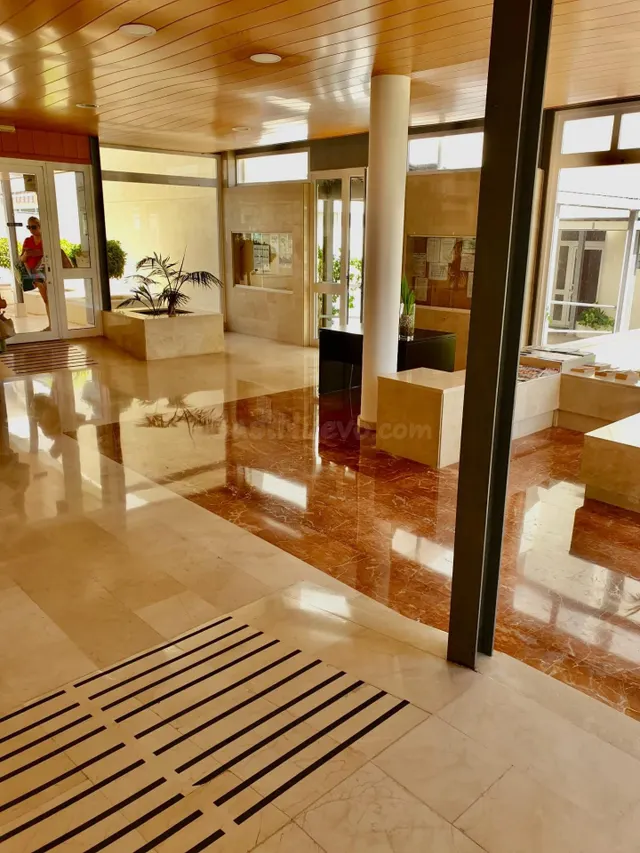 Amplio Apartamento en Albir con Terraza y Piscina a Pocos Pasos del Mar — 3