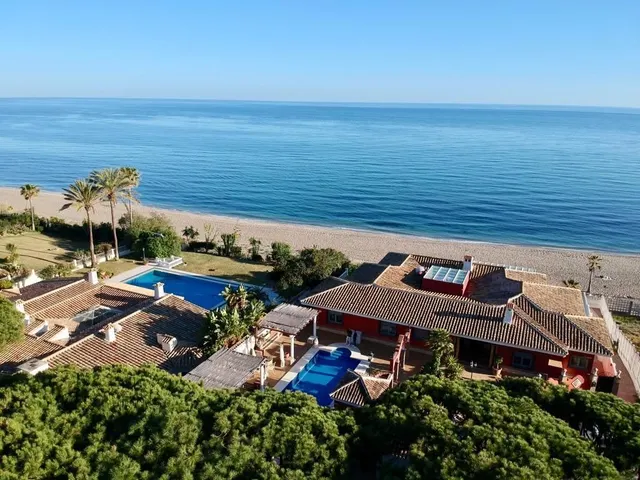 villa independiente 1º linea de playa cabopino — 2