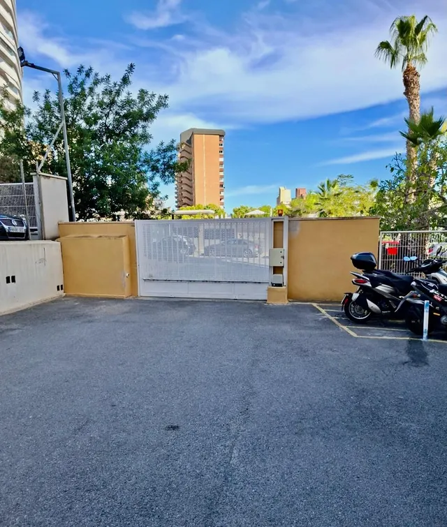 Apartamento reformado con vistas al mar, terraza y parking incluido en poniente, Benidorm — 33
