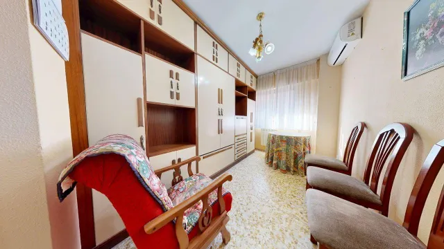 Piso de 72m2 útiles. Distribuido en tres dormitorios, salón, cocina, baño, despensa y amplio balcón — 13