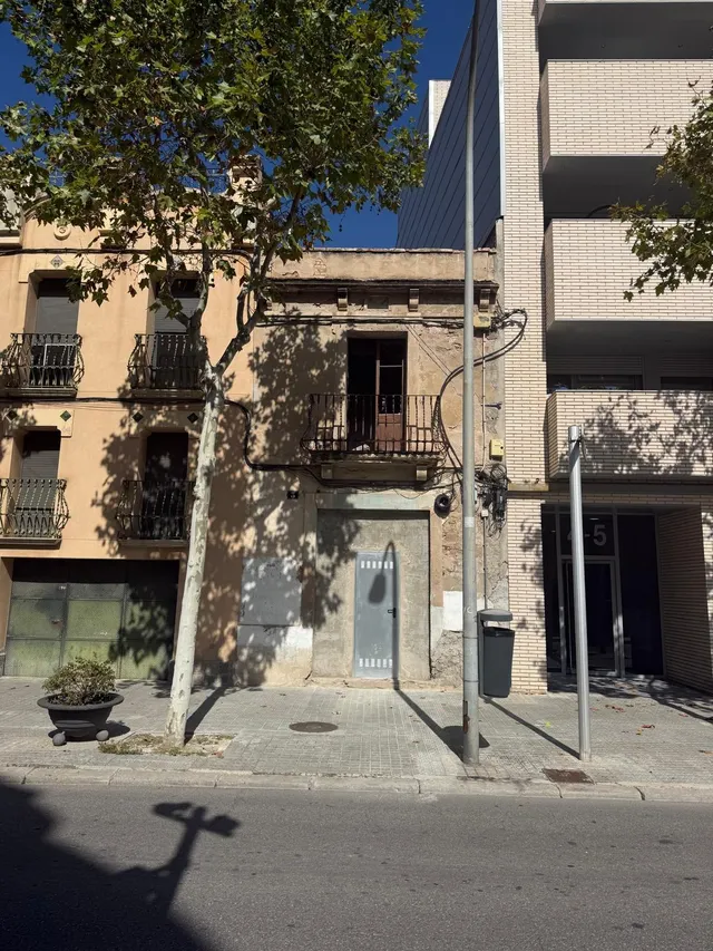 Casa per rehabilitar, a la plaça castells — 2