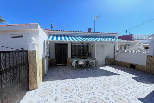 Bungalow reformado con 2 dormitorios, 1 baño y una amplia terraza frontal. Zona tranquila cerca de colegios y con buenas conexiones de transporte público. — 19