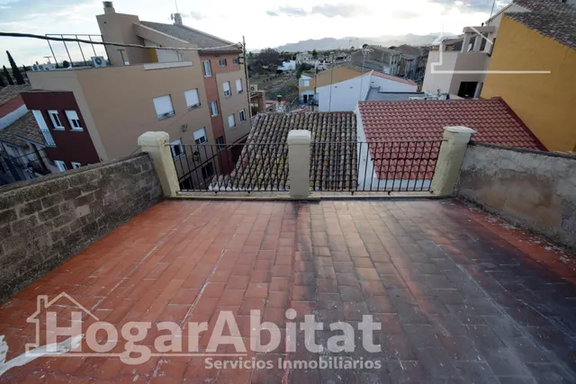 AMPLIA CASA CON 2 TERRAZAS Y GARAJE