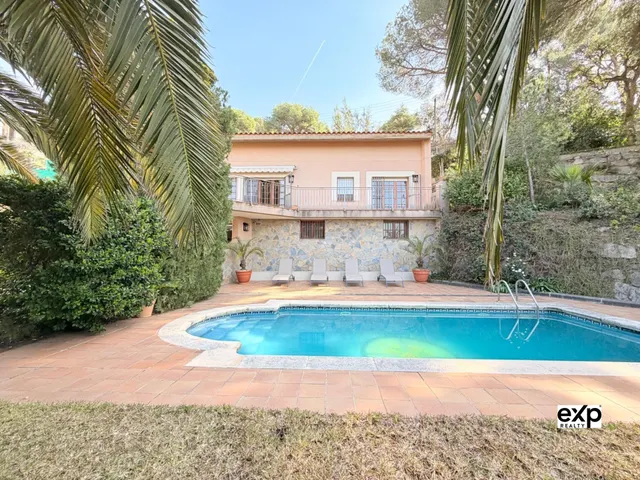 Chalet independiente en Les Sureres con parcela 1.342 m2, pi
