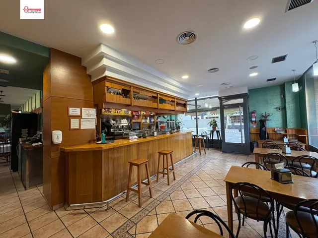 Se vende Bar Restaurante completamente acondicionado y en fu