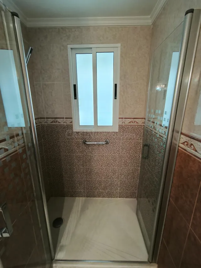 Piso ideal para estudiantes en Calle Javier de Burgos – Zona - foto 2
