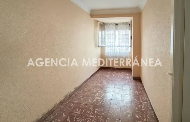 ¡Gran oportunidad de inversión en En Corts! Piso exterior con balcón y muchas posibilidades — 13