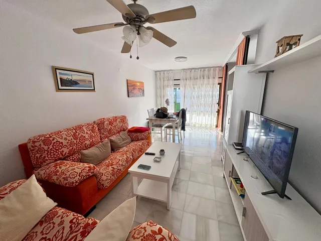 Casa adosada con dos patios privados y piscina comunitaria en Caleta de Vélez — 4