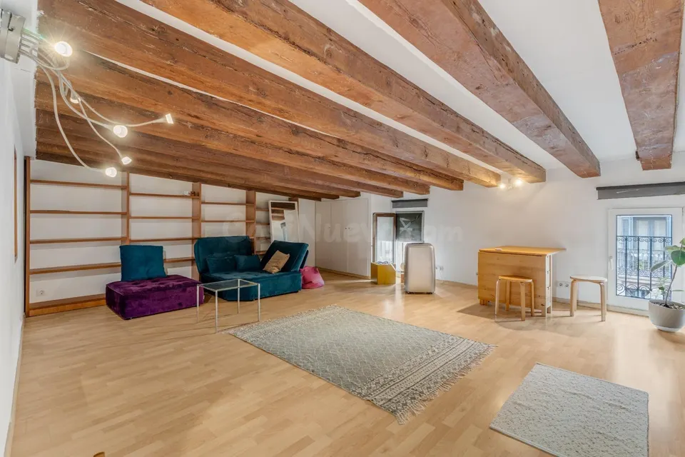 Estudio tipo Loft reformado y luminoso en el Gòtic