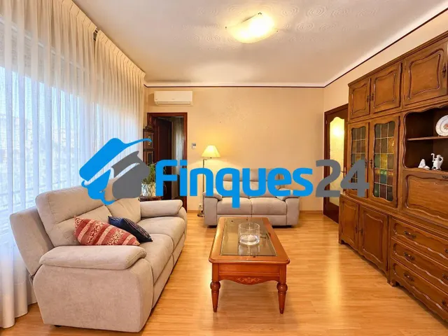 Amplio piso de 4 habitaciones en el centro de Manresa — 8