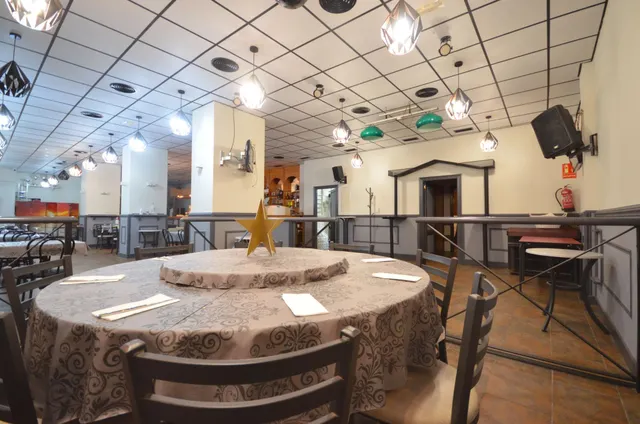 Negocio de restaurante-bar en funcionamiento en local esquinero de 402 m2 — 50