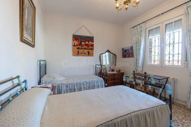 Casa en planta baja con cuatro naves y local — 23