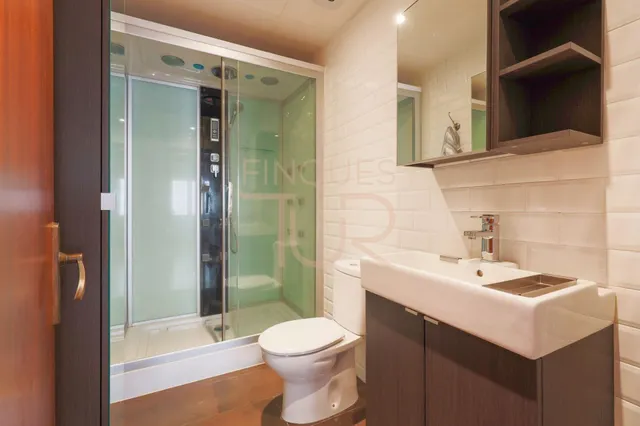 VENTA de AMPLIO en BREDA:  4 DORMITORIOS, MUY LUMINOSO y JUNTO al CENTRO DE BREDA — 22