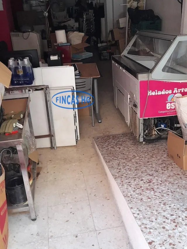 Local comercial situado en el barrio de Los Ángeles, a pocos metros de la Avenida de Teulada. — 2