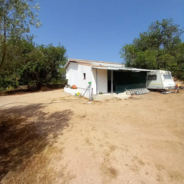 Finca rústica con casa de campo reformada, olivos, algarrobos y caravana, cerca de Tortosa — 3