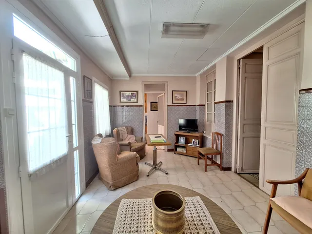 Casa modernista de 218 m2, en parcela de 518 m2, con jardín y garaje para varios vehículos en el centro de Monóvar — 22