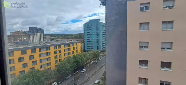 SE VENDE APARTAMENTO LUMINOSO CON GRAN POTENCIAL EN ZONA ALCAMPO EN BURGOS. — 11