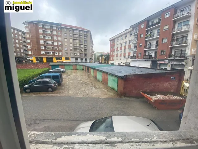 Gran piso de 321m2 con garaje cerrado y aparcamiento en urba - foto 2
