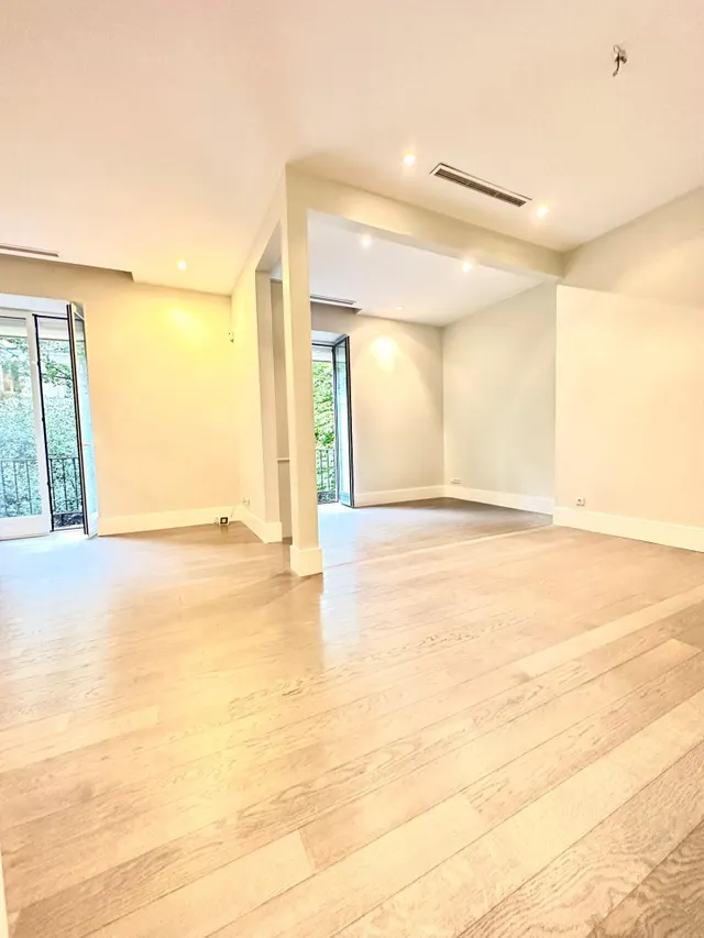 IMPRESIONANTE VIVIENDA EN CLAUDIO CUELLO ESQUINA JORJE JUAN — 17